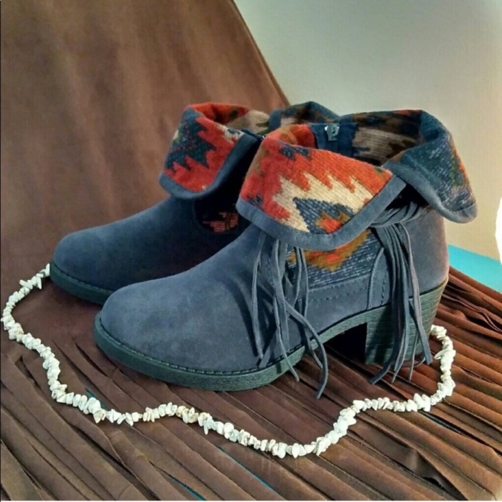 Cute western heel boots!
